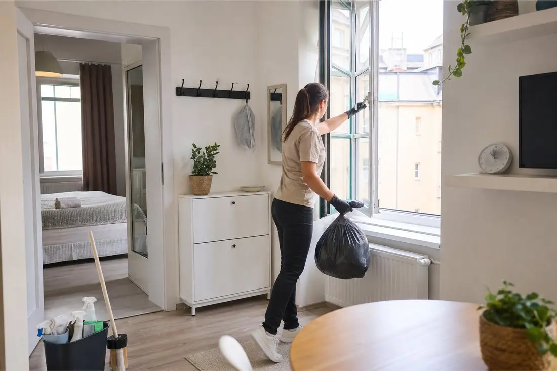 Uklízečka po odjezdu hosta větrá apartmán a sbírá odpad, aby byt rychle připravila na další otočku.