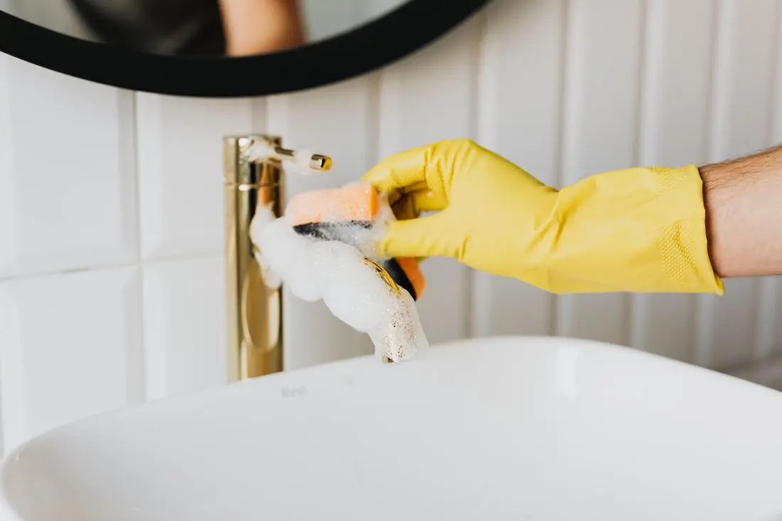 Šetrné čištění koupelnové baterie měkkou utěrkou bez agresivního WC gelu