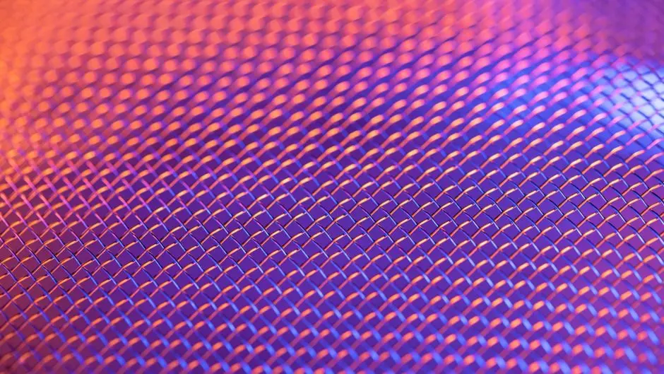 Detail zaprášené okenní sítě před letním čištěním