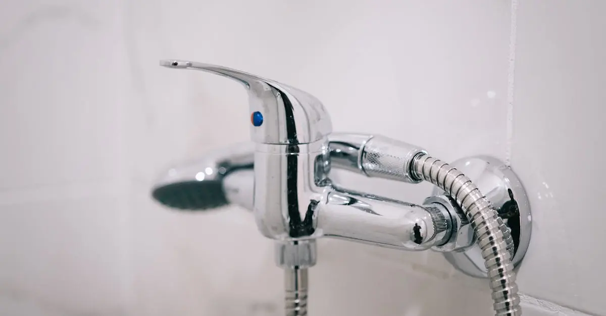 Detail chromové sprchové baterie připomíná, proč je při čištění spár potřeba chránit kovové povrchy před agresivním odvápněním.
