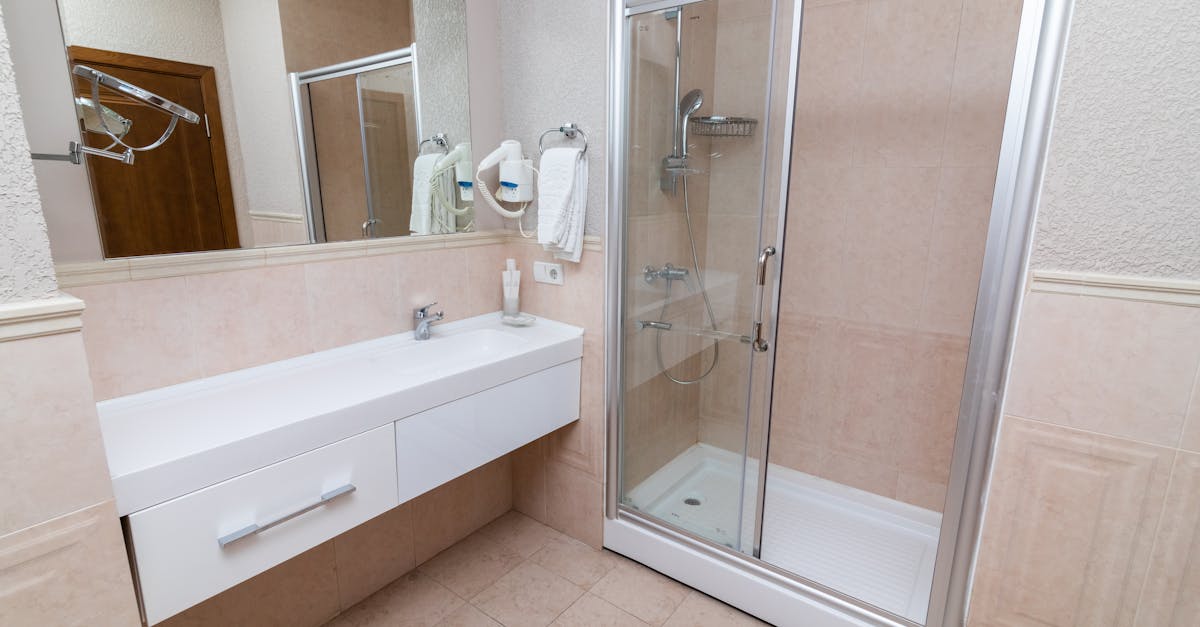 Deep bathroom cleaning without damage Světlá koupelna se skleněným sprchovým koutem připravená na šetrný hloubkový úklid