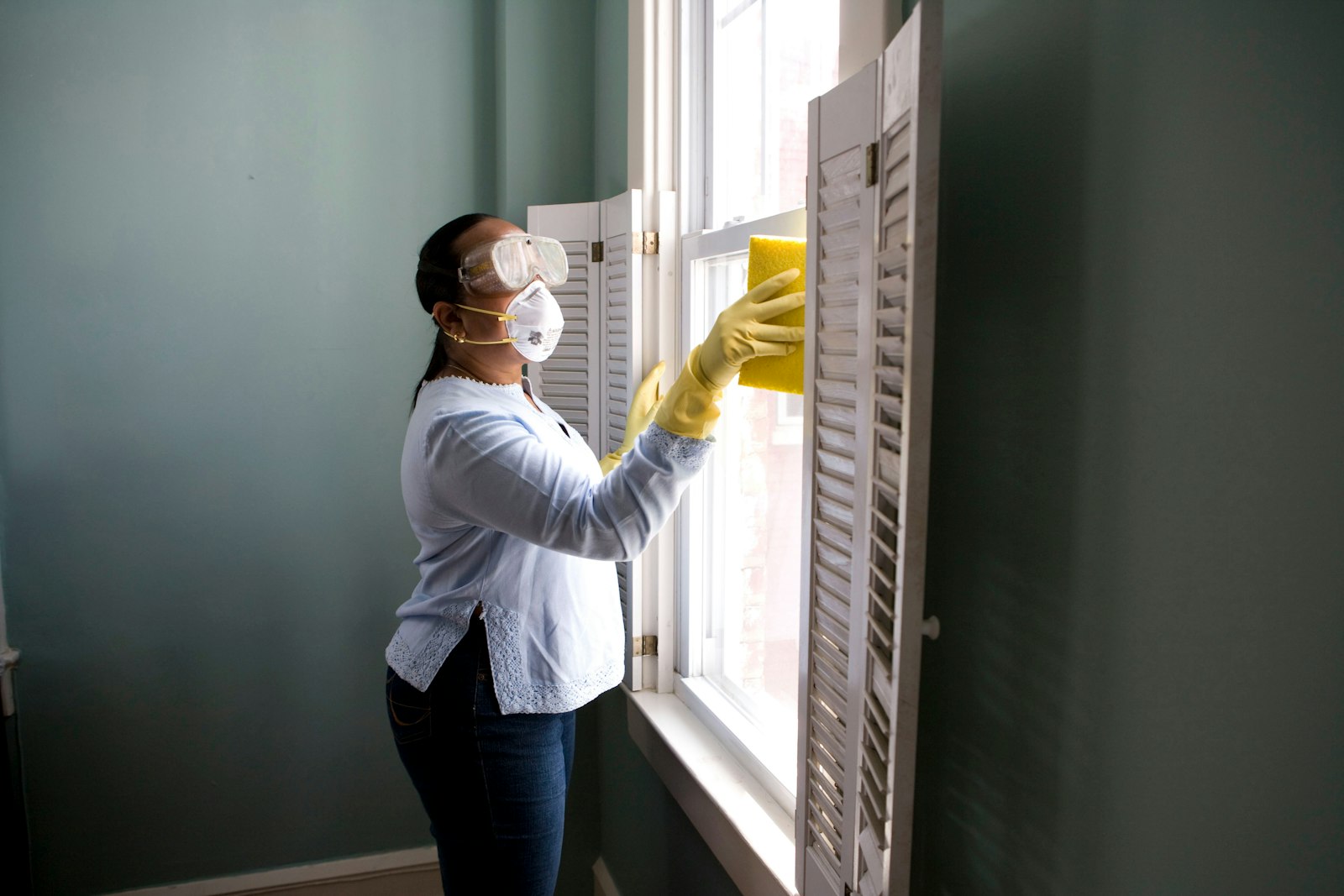a woman is cleaning a flat screen tv 9aaqHmb1fl0