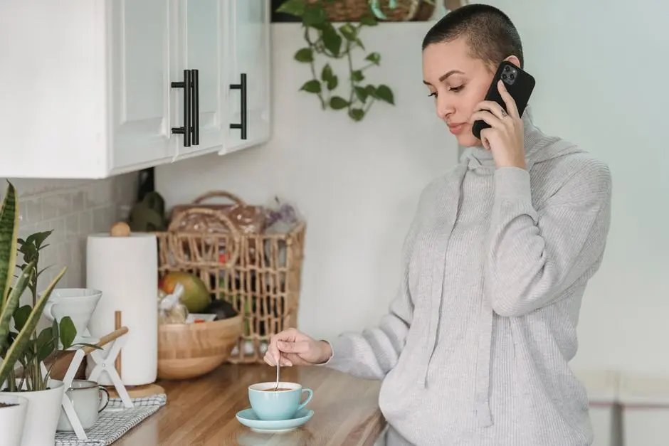 Klientka v kuchyni předává po telefonu stručné priority pro návštěvu úklidové služby.