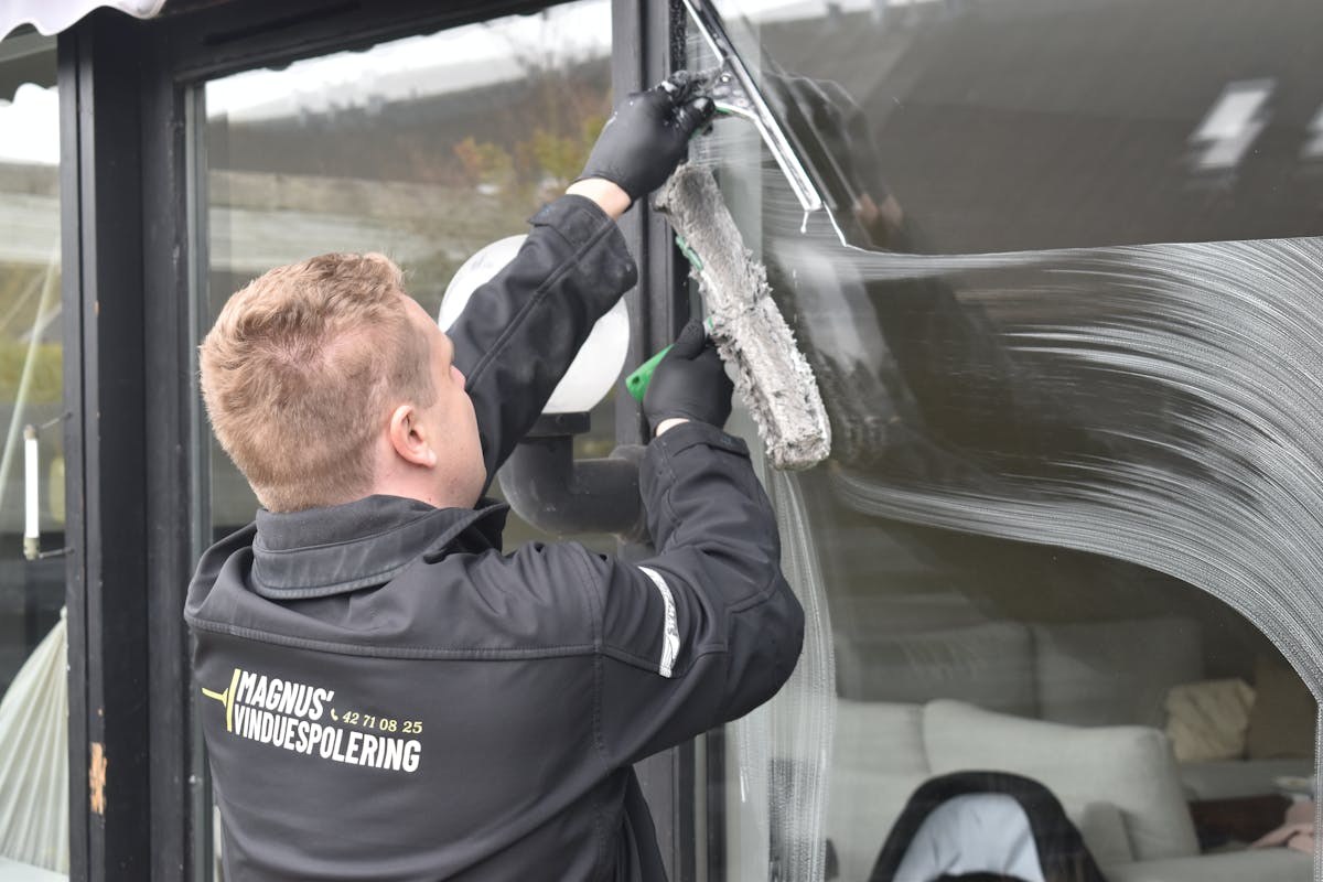 Mytí skla stěrkou od horní hrany dolů pro čistý výsledek bez šmouh