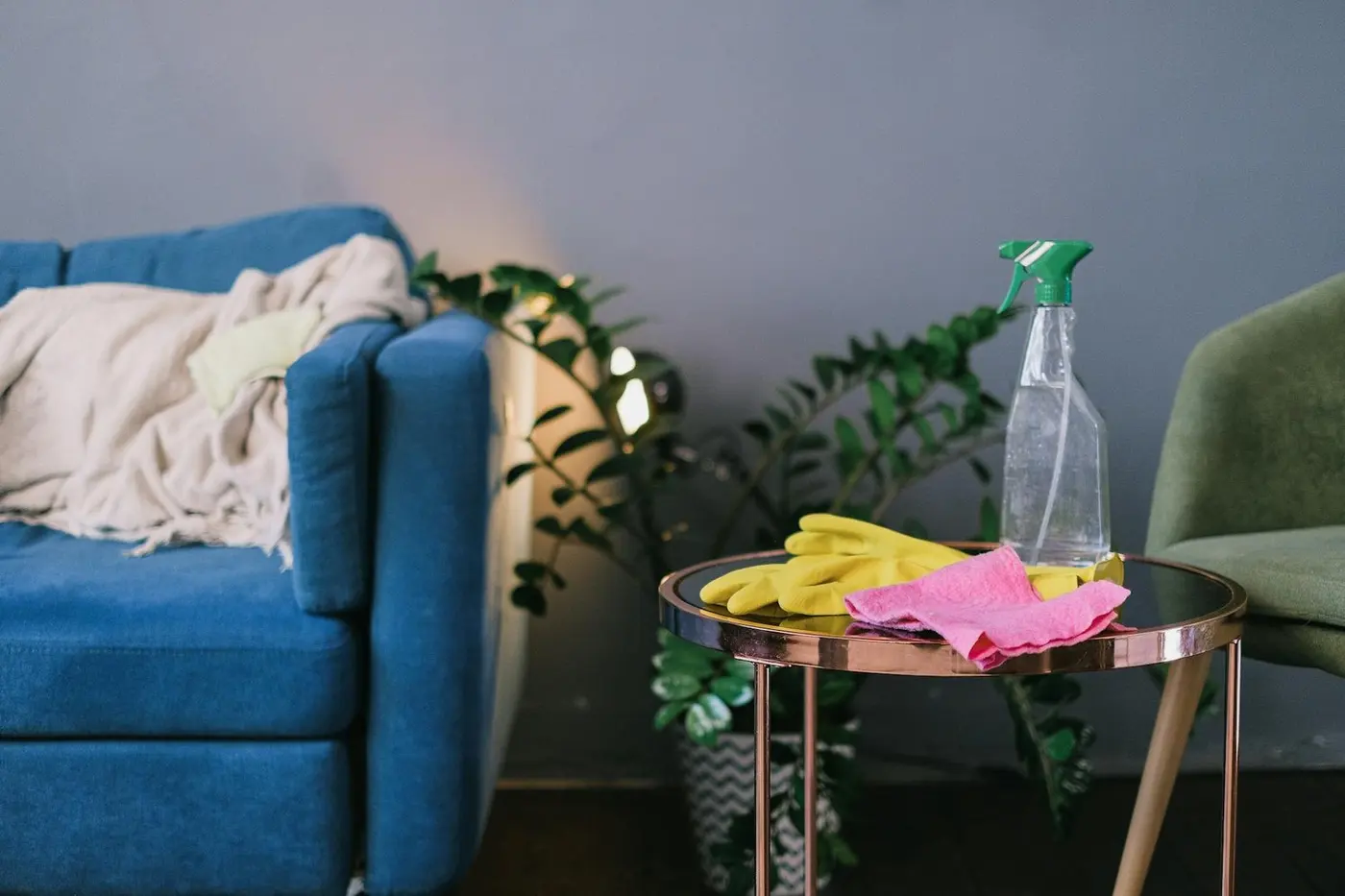 How to clean a sofa before summer without over-wetting it Jak vyčistit sedačku od skvrn, potu a pachů před létem bez přemokření