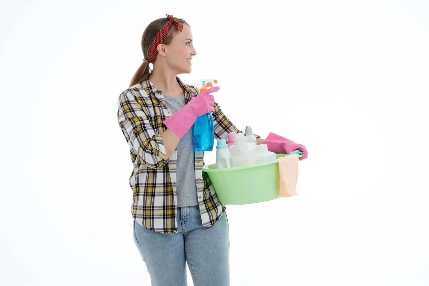How to Get Cleaning Clients Without Facebook Group Chaos Uklízečka ve světlém interiéru drží kbelík s úklidovými pomůckami a připravuje se na zakázku.