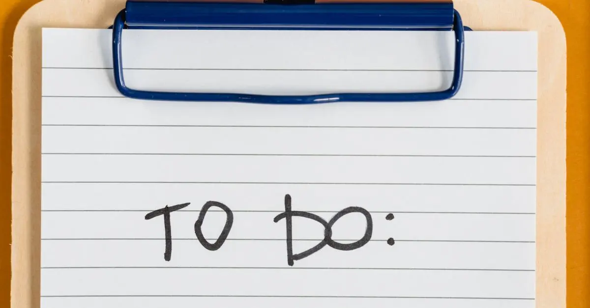 Jednoduchý papírový checklist na podložce pro záznam dokončených zón pravidelného úklidu.