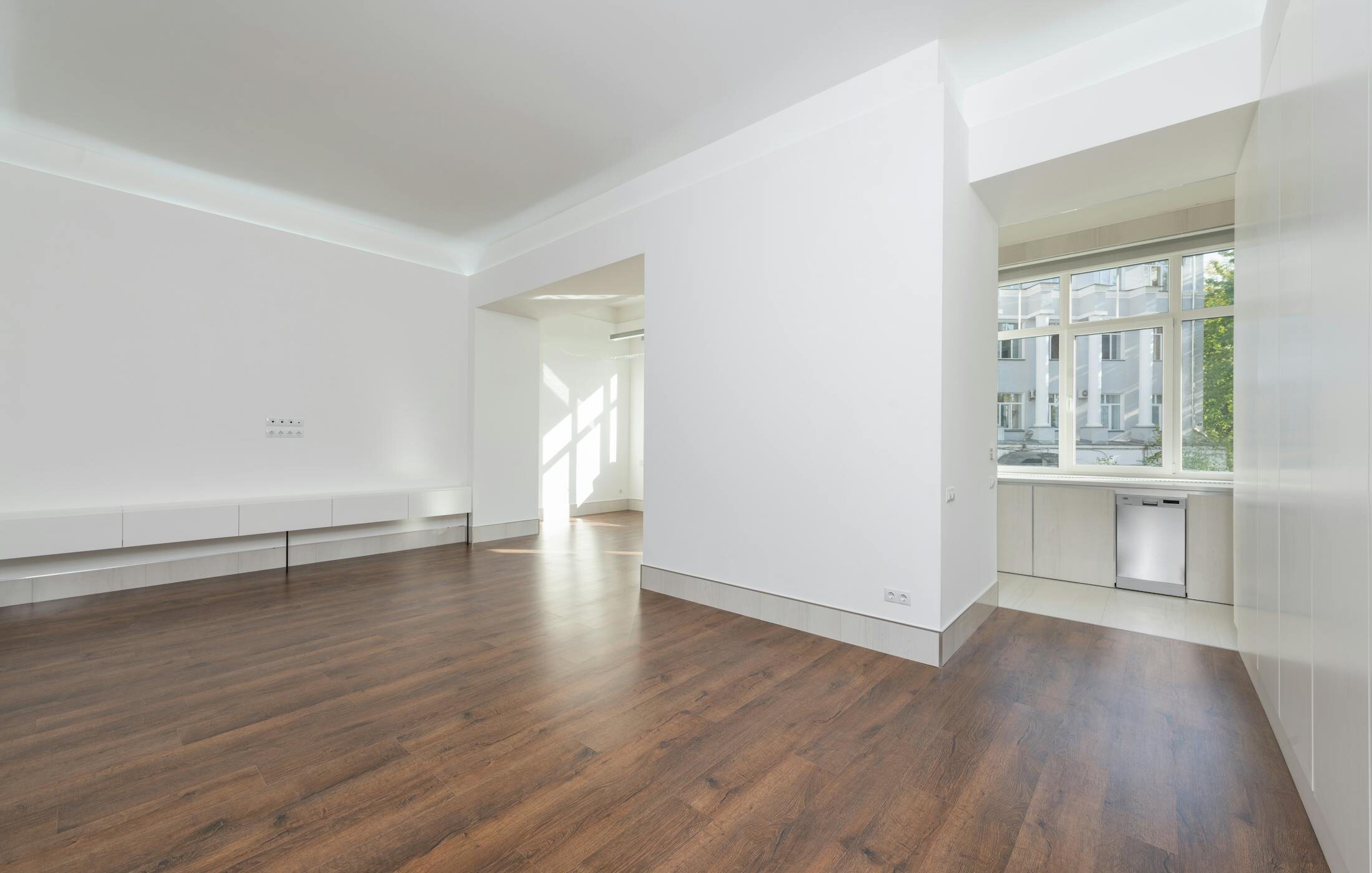 Detail jemného stavebního prachu na parapetu a rámu okna po rekonstrukci