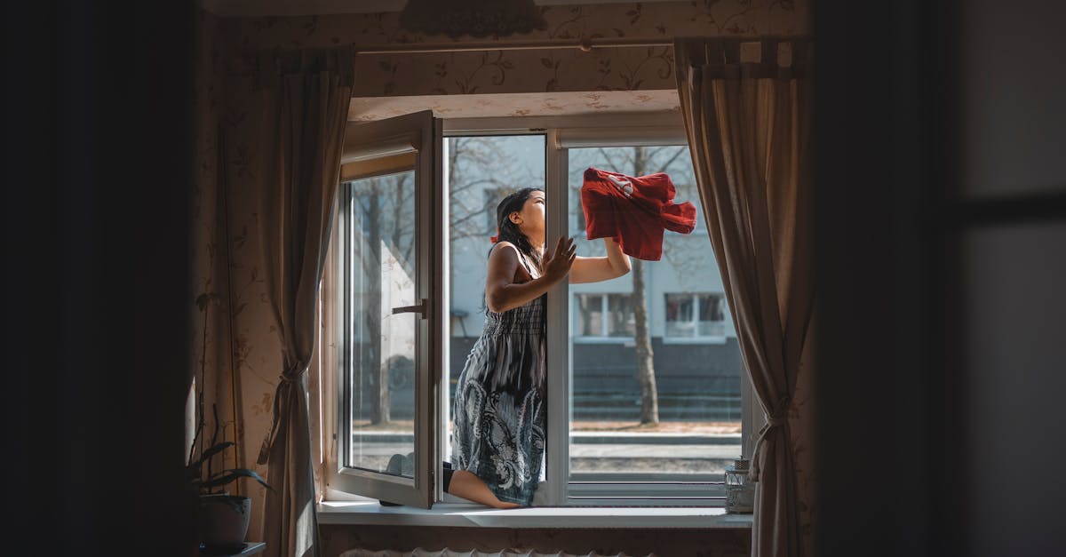 Mytí oken a rámů v bytě před konečným předáním majiteli