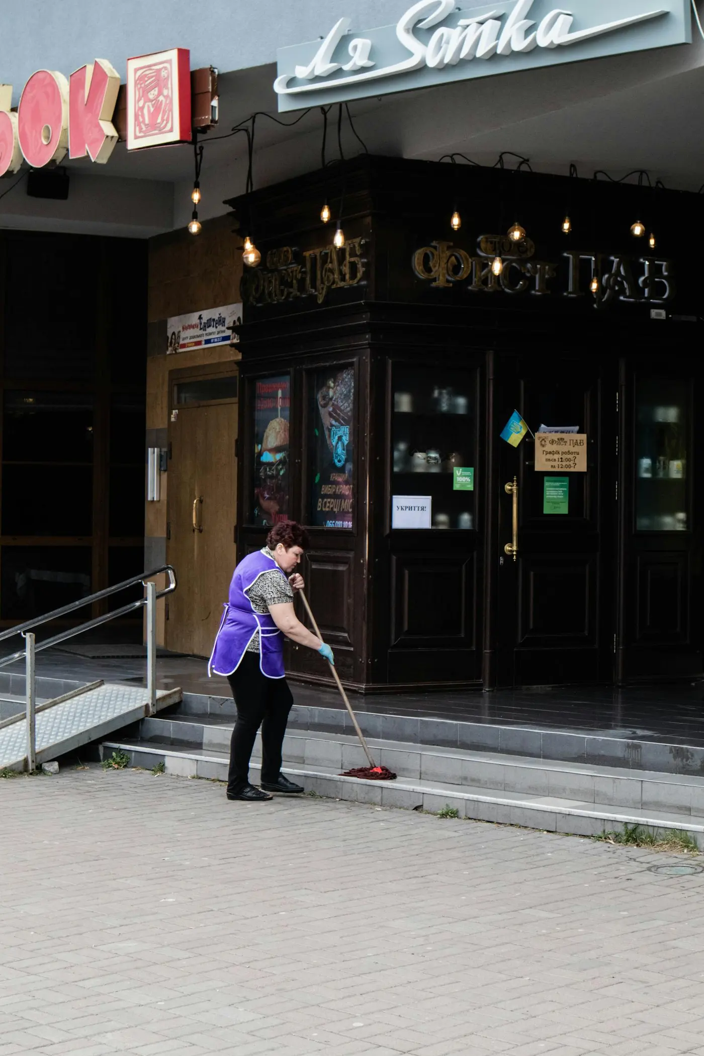 Profesionální úklid vstupu do bytového domu mopem