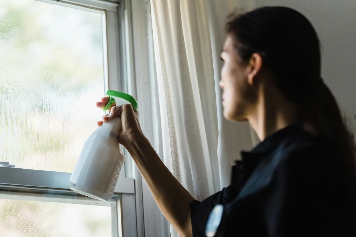 Detail cleaning of shelves and small household surfaces