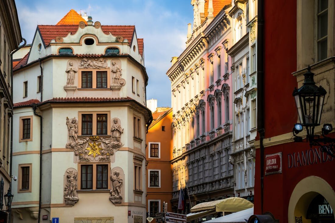 Pražská ulice s bytovými domy jako příklad domů spravovaných SVJ.
